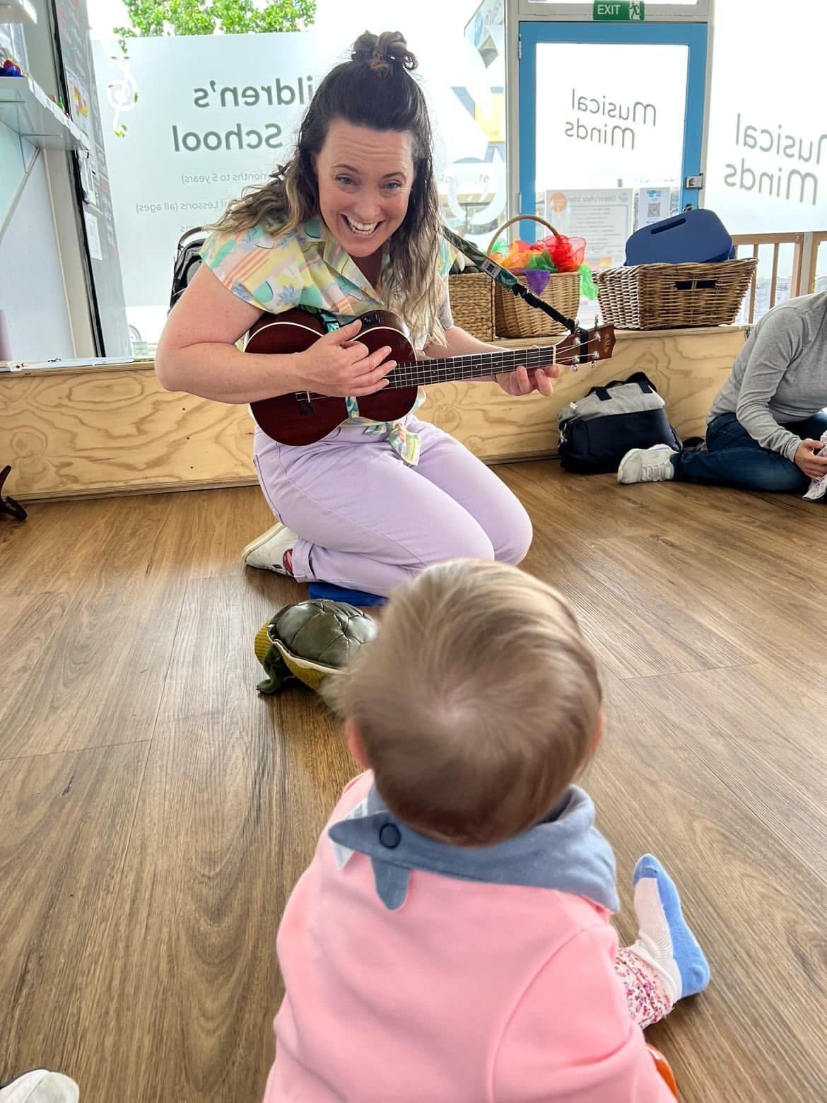 Photo child engaged in class and teacher